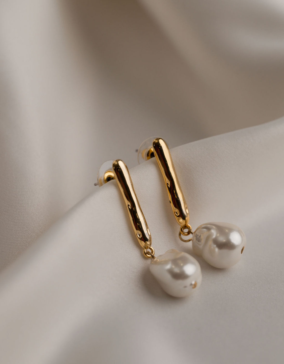 Taylor - Gold Pearl Earring