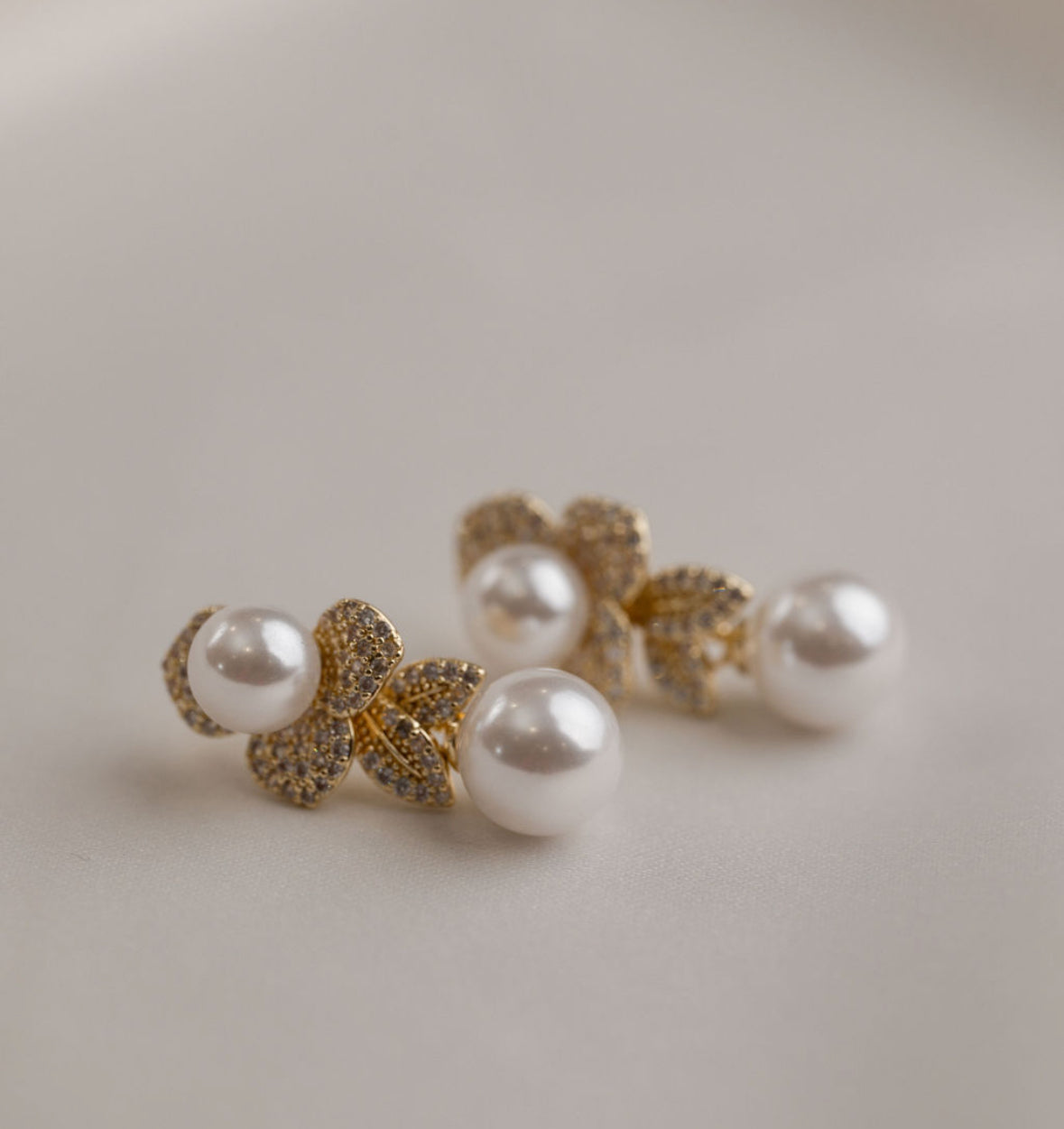 Alyssa - Gold Pearl Earring