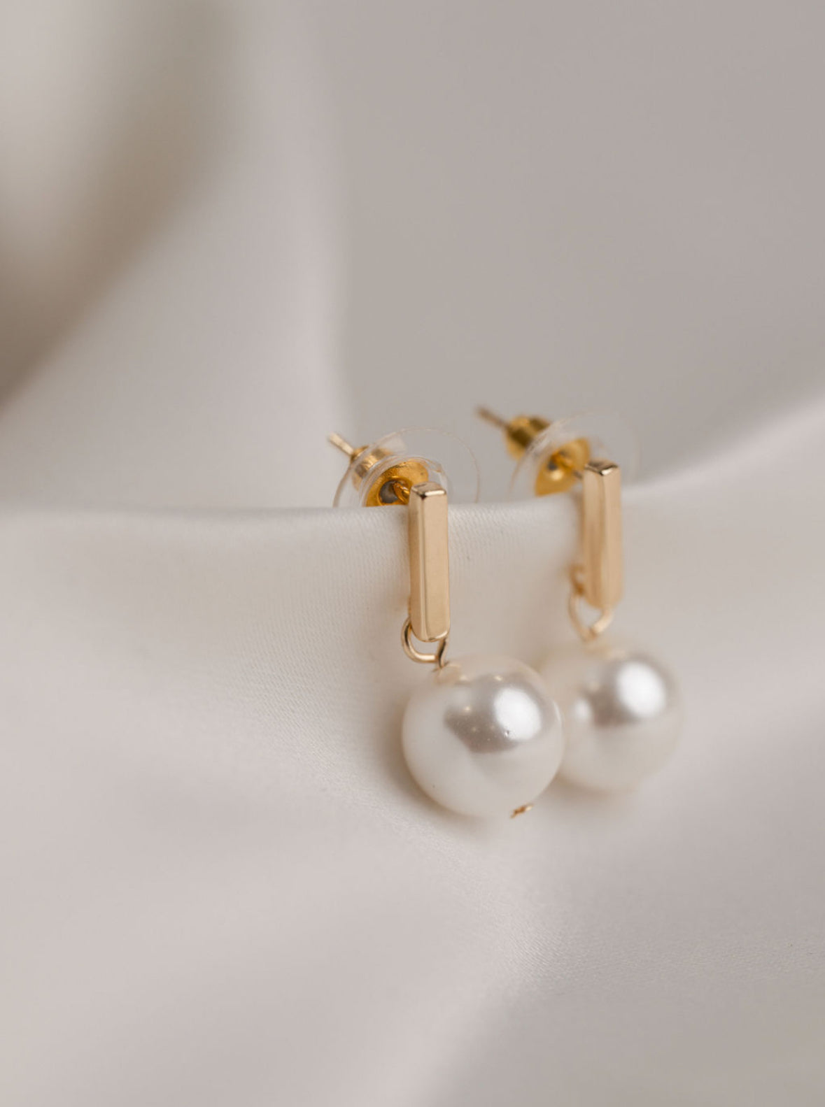 Heidi - Gold Pearl Earring