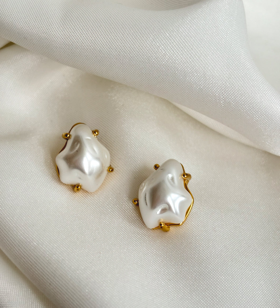 Daphne - Gold Pearl Earring