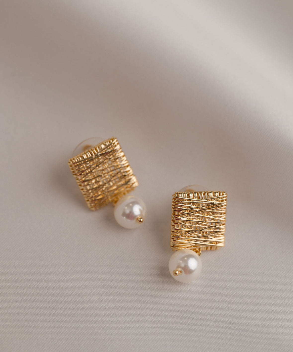 Juliet - Gold Pearl Earring