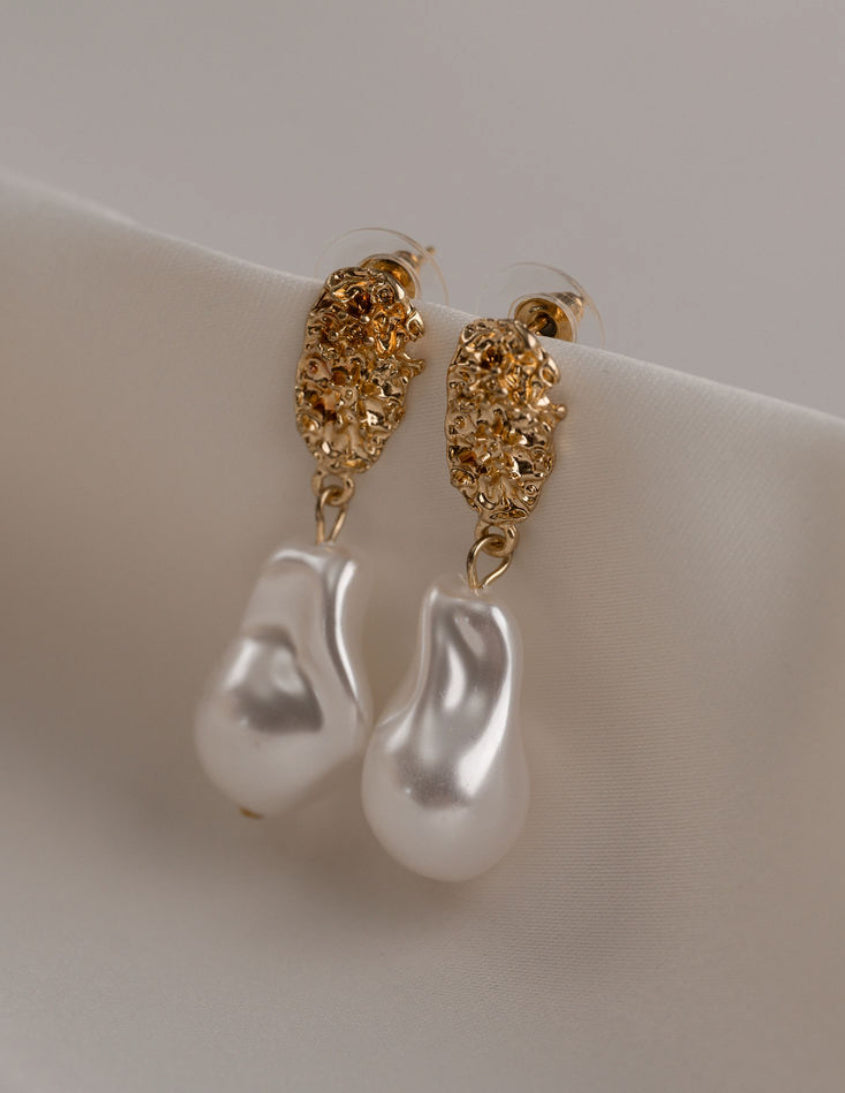 Jeanne - Gold Pearl Earring