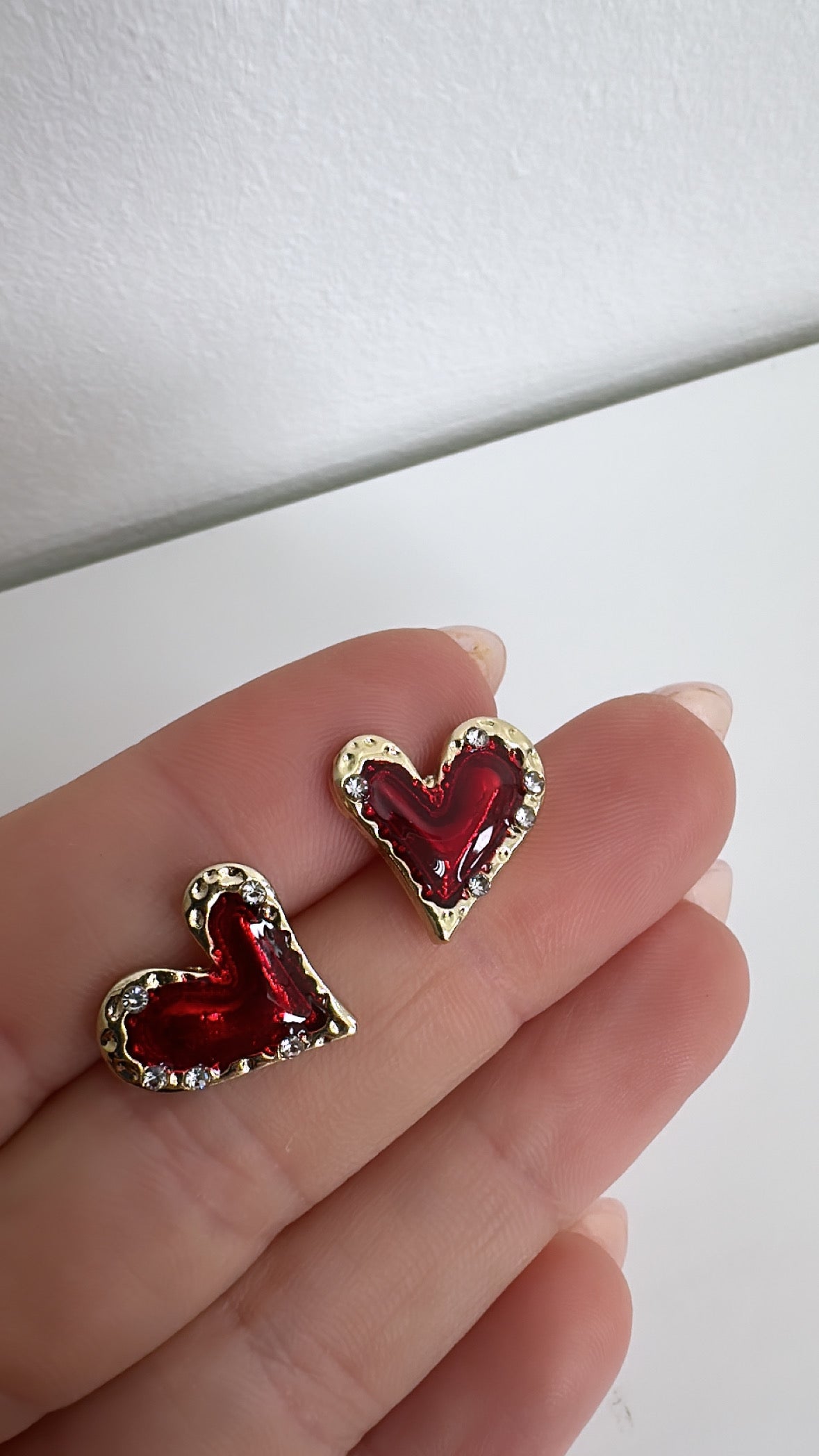 Emery red heart stud 