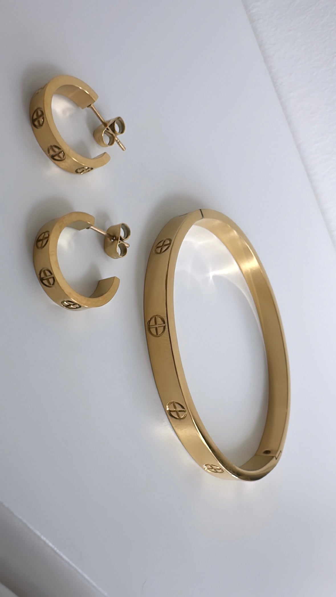 Sara gold bangle set