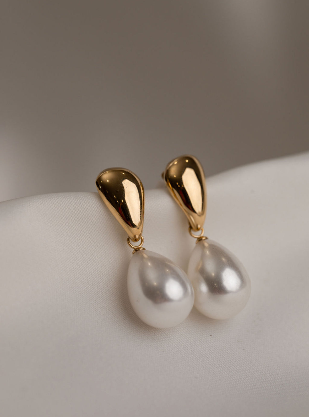 Imogen - Gold Pearl Earring