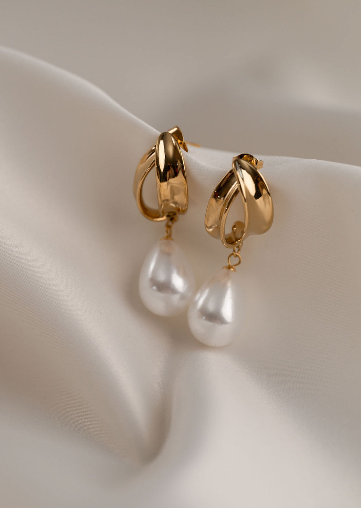 Eloise - Gold Pearl Earring