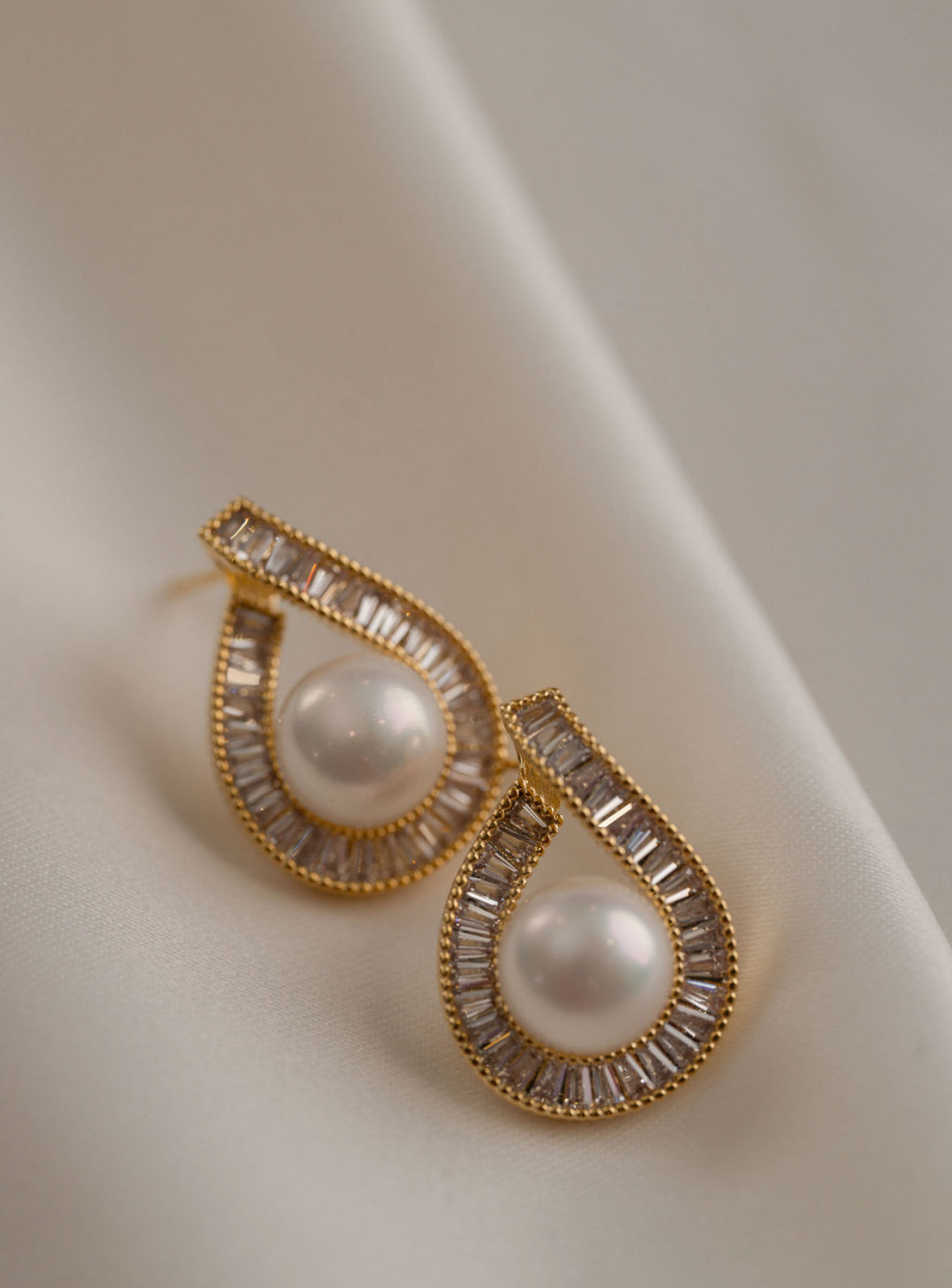 Pippa - Gold Pearl Earring