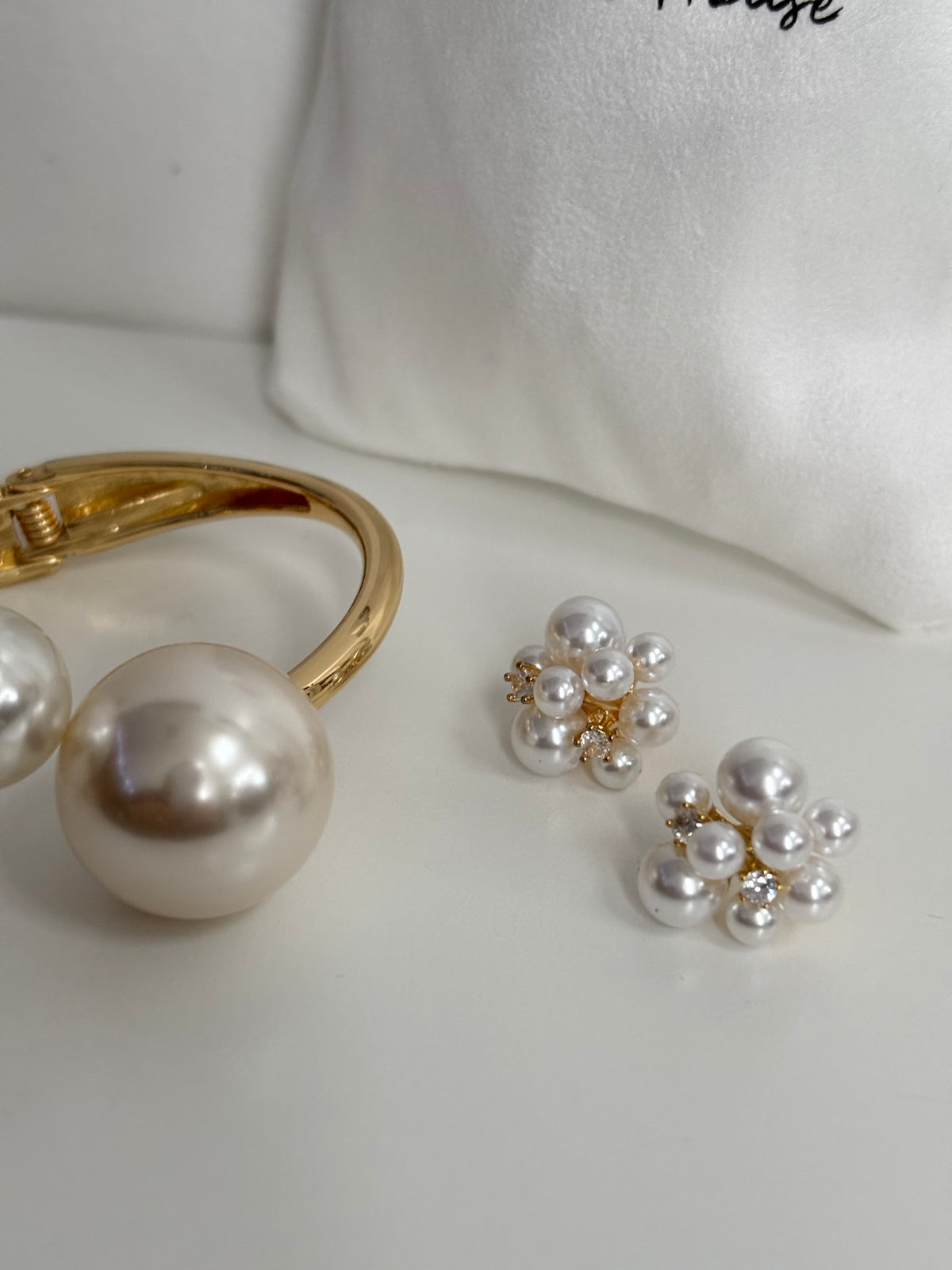 Dress House Gift Set 70 - Gold Pearl Bangle Earring