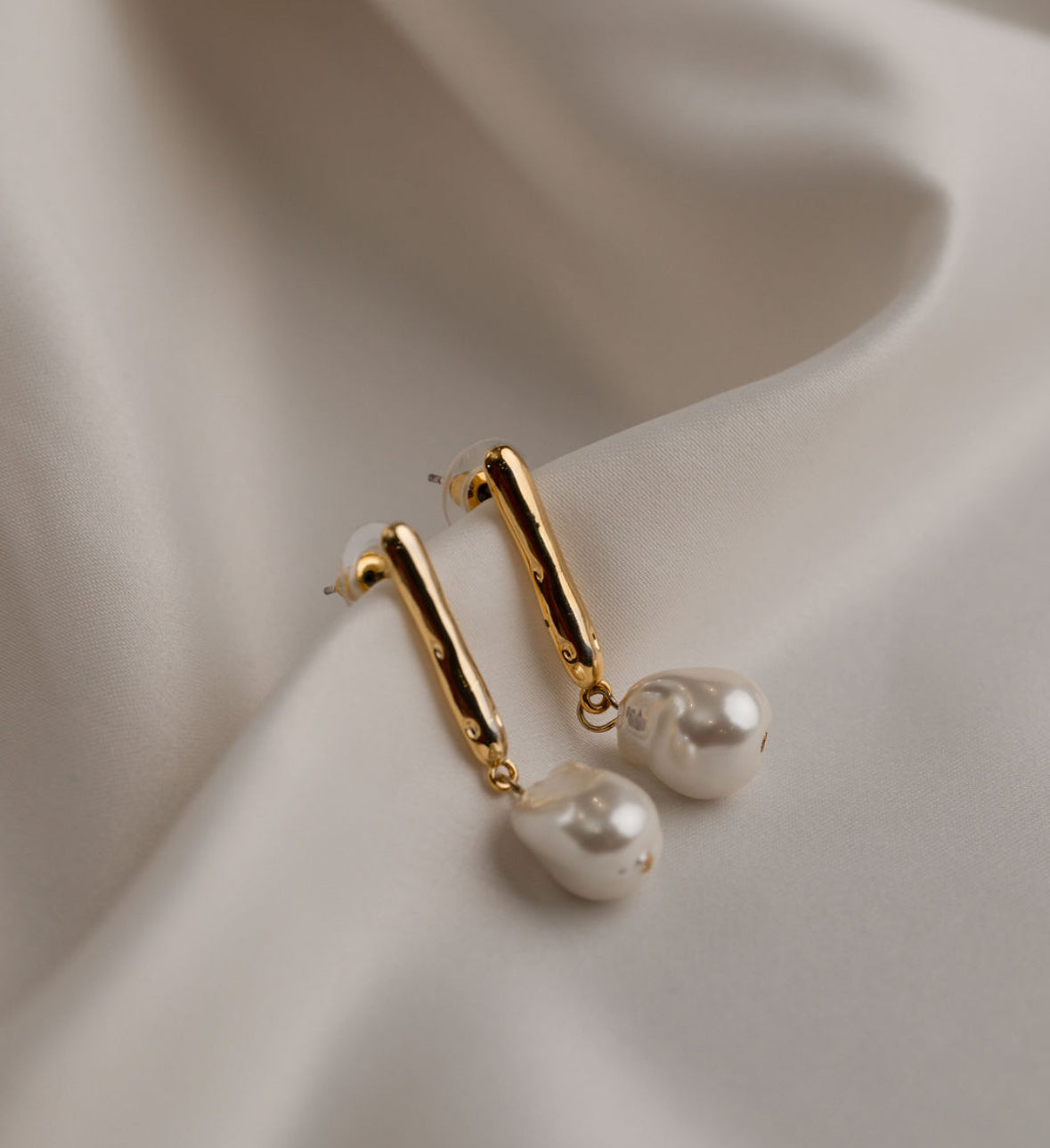 Taylor - Gold Pearl Earring