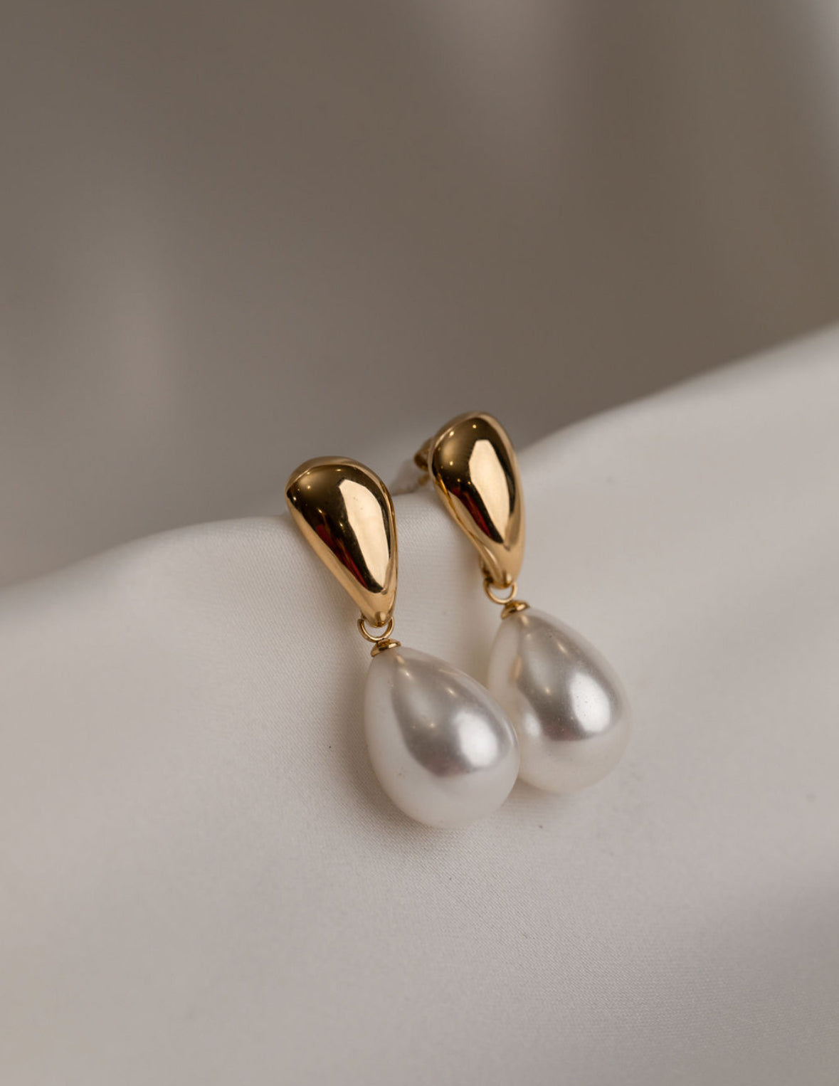 Imogen - Gold Pearl Earring