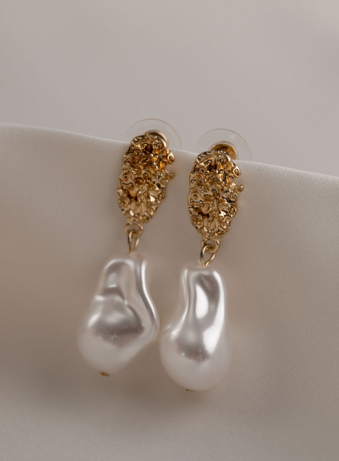 Jeanne - Gold Pearl Earring