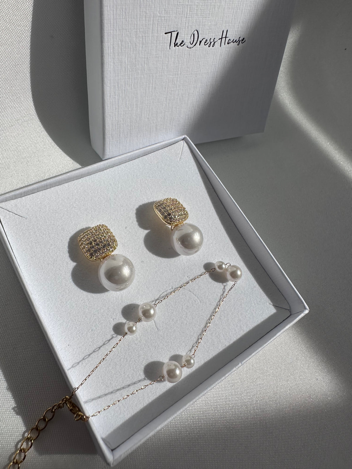 Hanna Daisy - Gold Pearl Bracelet Earring Gift Set