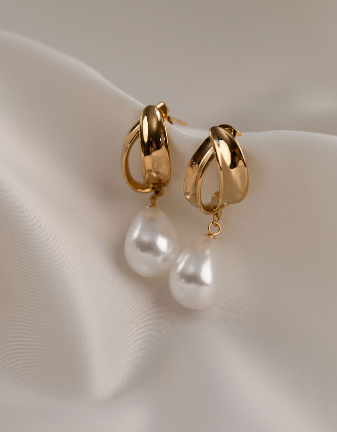 Eloise - Gold Pearl Earring