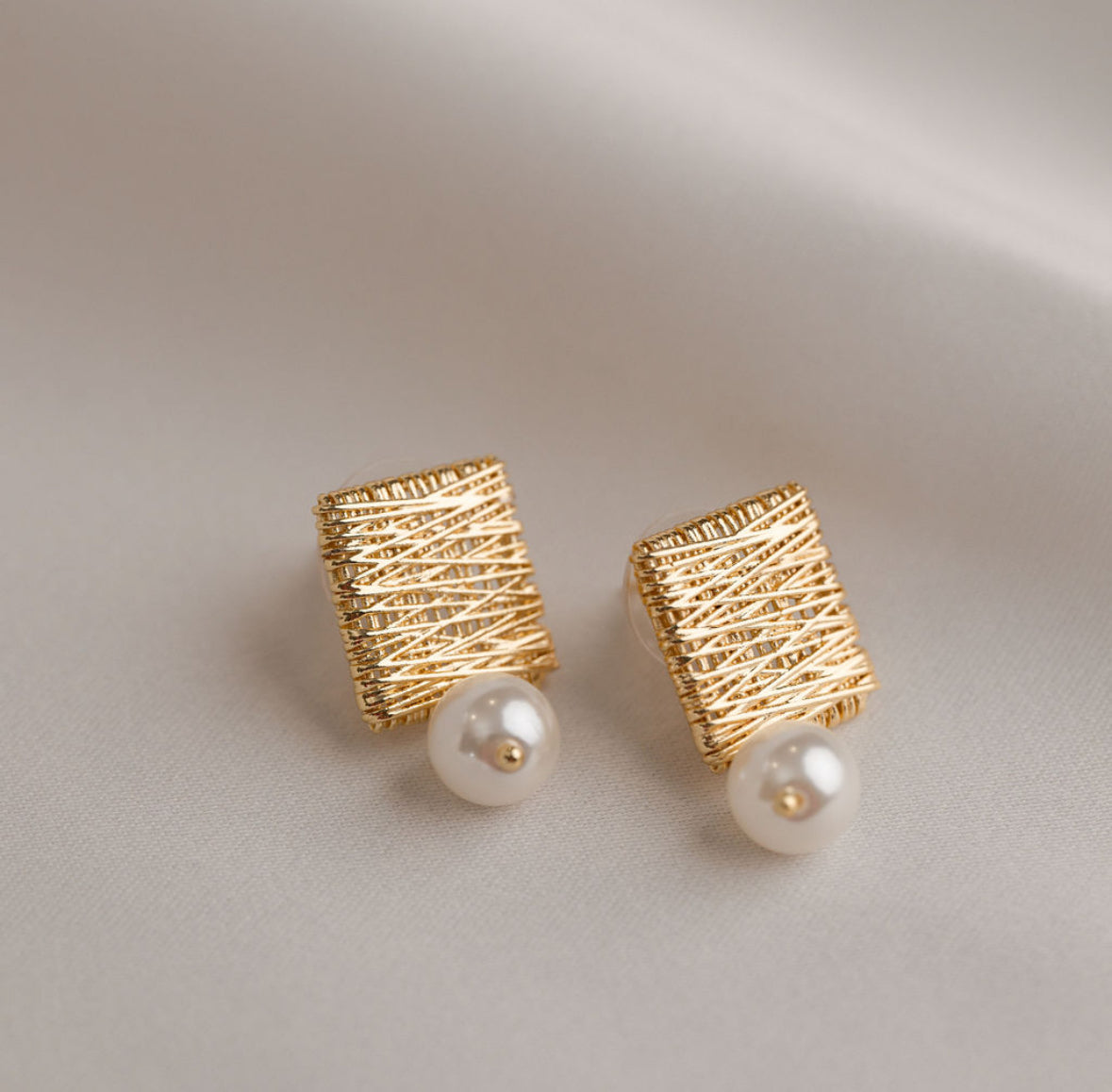 Juliet - Gold Pearl Earring